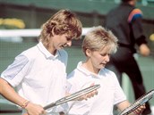 eskoslovensk tenisov dvojice Helena Sukov (vlevo) a Jana Novotn zskala na...