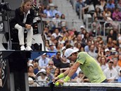 Tom Berdych diskutuje s rozhod bhem 3. kola Australian Open.