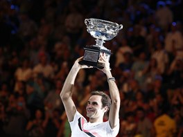 Roger Federer slav zisk est trofeje na Australian Open.