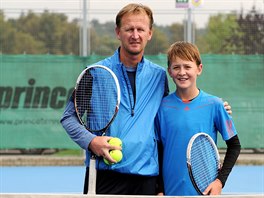 Na snímku z roku 2013 je Korda se synem Sebastianem. Také on se vnuje tenisu....