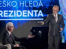 Modertor Karel Voek vyzv Jiho Drahoe, aby jako prvn poloil otzku...