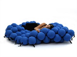 Zajímavé poleení nabízí postel vyrobená výhradn z elastických mí, které se...