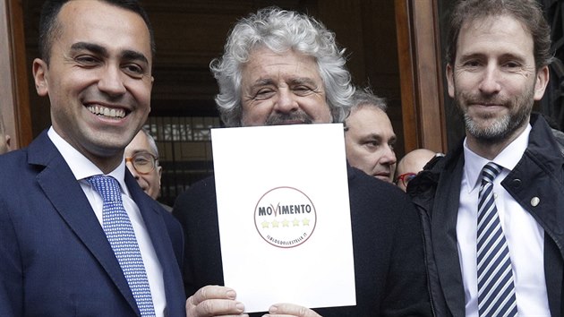 Zakladatel Hnut pti hvzd Beppe Grillo (uprosted) a jeho nov f Luigi Di Maio (vlevo) v m (19. ledna 2018)