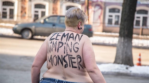 Aktivistka Oleksandra Nminovov z hnut Femen se na protest odhalila ped eskou ambasdou v Kyjev. (26. ledna 2018)