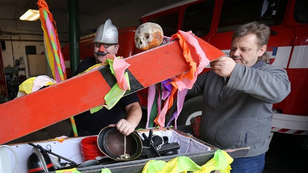 Roman Melničuk a Josef Marianus mladší ze Sboru dobrovolných hasičů ve Skalné chystají rakev do letošního masopustního průvodu.