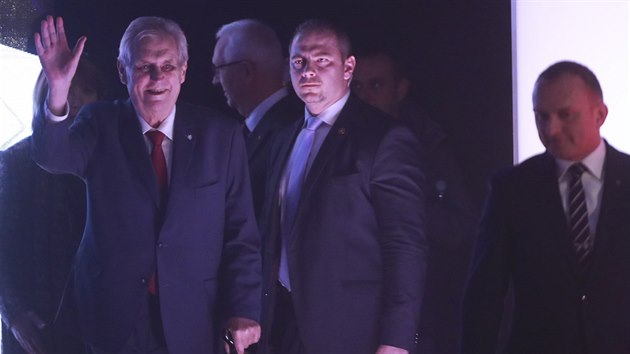 Milo Zeman vchz na pdium Hudebnho divadla Karln k duelu s Jim Drahoem v prezidentsk debat (23.1.2018)