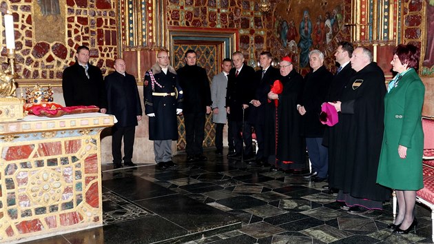 Klnci si prohlej esk korunovan klenoty ped jejich uloenm do Korunn komory svatovtsk katedrly (24.1.2018)