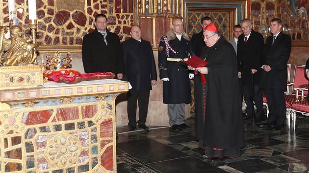 Klnci si prohlej esk korunovan klenoty ped jejich uloenm do Korunn komory svatovtsk katedrly (24.1.2018)