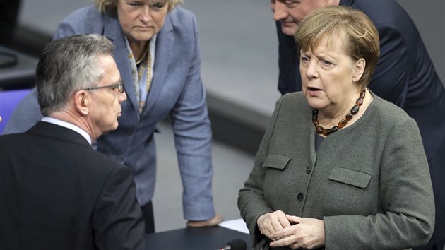 Nmeck ministr vnitra Thomas de Maizire (vlevo) a kanclka Angela Merkelov (22.1.2018)