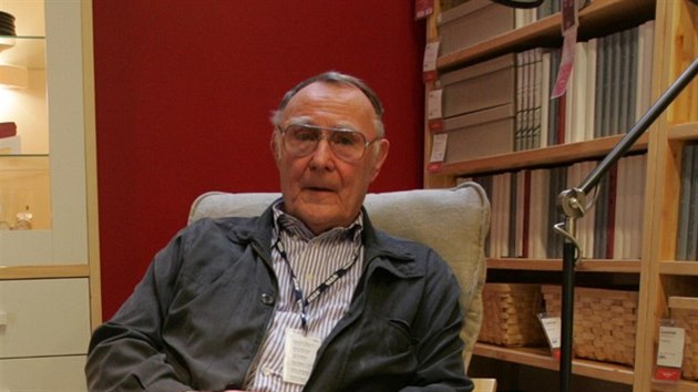 Zakladatel nbytkskho gigantu IKEA Ingvar Kamprad v poboce na ernm Most v Praze (2005)