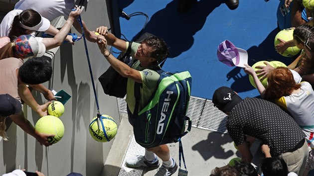 Tom Berdych se podepisuje fanoukm po postupu do tvrtfinle Australian Open.
