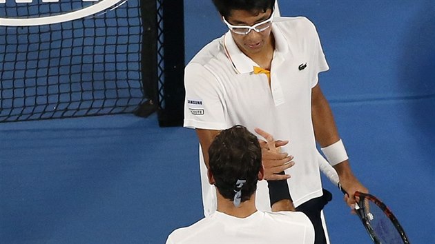 Gratulace k postupu. Korejec ong Hjon (nahoe) gratuluje vcarsk legend Rogeru Federerovi k postupu do finle Australian Open.
