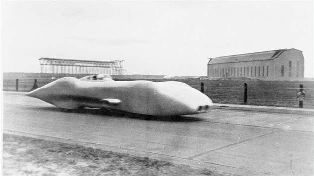 Tovrn pilot Mercedesu Rudolf Caracciola na dlnici mezi Frankfurtem nad Mohanem a Darmstadtem zajel s psn aerodynamicky tvarovanm specilem  W125 rychlostn rekord 432,692 km/h.