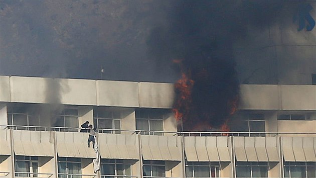 Mu se snaí utéct z balkonu kábulského hotelu Intercontinental bhem útoku tí...