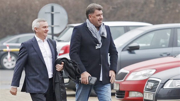 Hradn kancl Vratislav Myn (vlevo) a poradce Martin Nejedl pichzej do volebnho tbu Miloe Zemana v Praze. (27. ledna 2018)