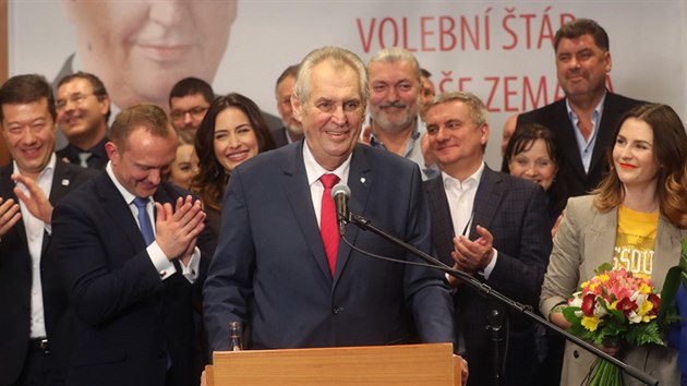 Milo Zeman oslavuje vtzstv ve druhm kole prezidentskch voleb. (27. ledna 2018)