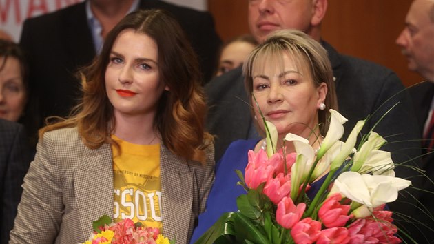 Ivana Zemanov s dcerou Kateinou ve volebnm tbu Miloe Zemana. (27. ledna 2018)