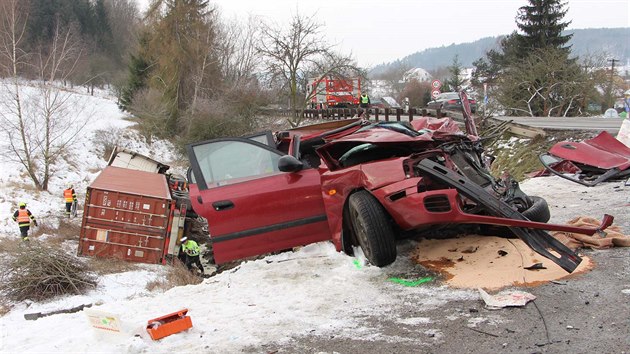 Pi eln srce kamionu s osobnm vozem u jihomoravsk obce Zvist utrpl idi auta zrann, kterm v nemocnici podlehl.