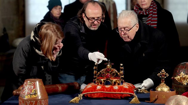 esk korunovan klenoty se vrac zpt do Korunn komory ve svatovtsk katedrle. (24.1. 2018)