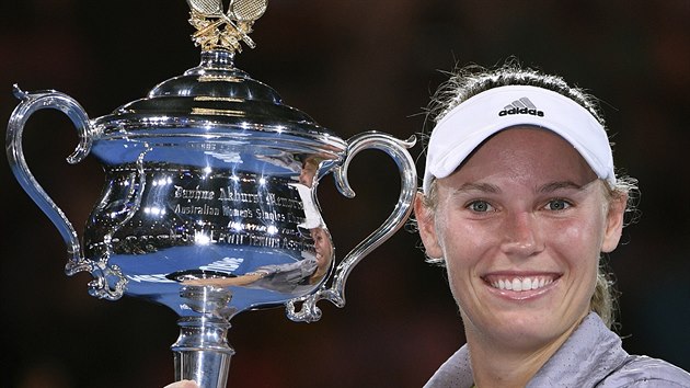 TASTN VTZKA. Caroline Wozniack s trofej pro ampionku Australian Open.