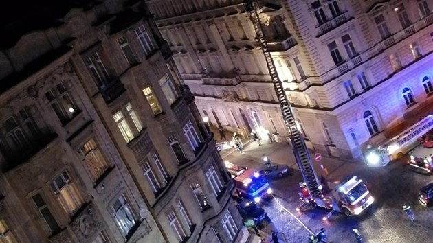 Hasii zasahuj v Nplavn ulici v Praze, kde ho hotel. (20. 1. 2018)