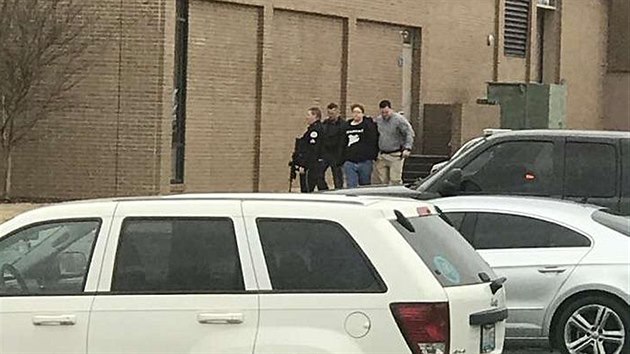 Policie eskortuje podezelho, zadrenho po stelb na kole v Kentucky. (23. ledna 2018)