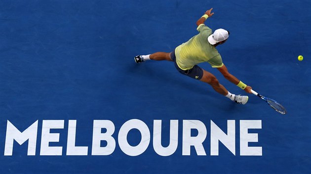 Tom Berdych v duelu s Rogerem Federerem ve tvrtfinle Australian Open.