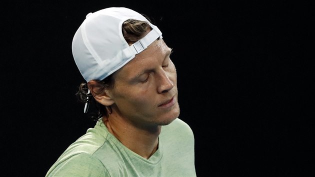 Tom Berdych ve tvrtfinle Australian Open s Rogerem Federerem.