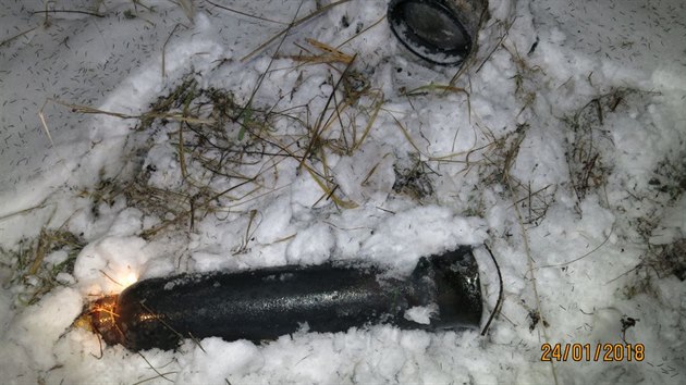 Hasiči museli ve středu večer hasit požár garáže se skladištěm v obci Široká Niva na Bruntálsku.