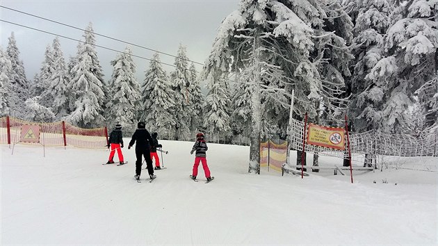 Vlekai na ern hoe instalovali podl sjezdovek st, psky a cedule se zkazem vjezdu do lesa.