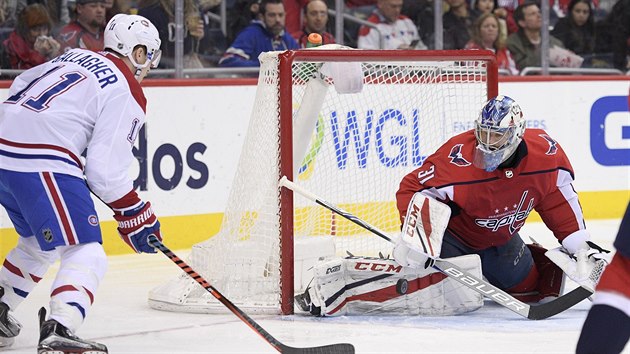 Philipp Grubauer v brance Washingtonu bedliv pozoruje, co s pukem vymysl Brendan Gallagher z Montrealu.