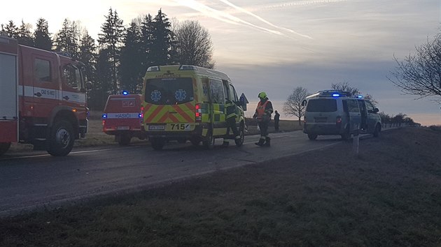 Mezi Ejpovicemi a Rokycany dolo dnes k dopravn nehod. Stetlo se zde osobn vozidlo s autobusem. (24. 1. 2018)
