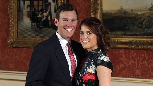 Jack Brooksbank a princezna Eugenie v obrazrn Buckinghamskho palce po oznmen zsnub (Londn, 22. ledna 2018)