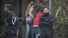 Ve škole v západoněmeckém městě Lünen severně od Dortmundu jeden ze školáků... Ve škole v západoněmeckém městě Lünen severně od Dortmundu jeden ze školáků...