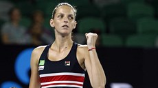 VÍTĚZNÉ GESTO. Karolína Plíšková zatíná pěst v utkání s Barborou Strýcovou. VÍTĚZNÉ GESTO. Karolína Plíšková zatíná pěst v utkání s Barborou Strýcovou.