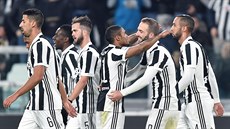 Douglas Costa (třetí zprava) slaví se spoluhráči svůj gól proti Janovu. S... Douglas Costa (třetí zprava) slaví se spoluhráči svůj gól proti Janovu. S...