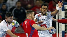 Srbský házenkář Stefan Vujic bojuje proti francouzské defenzívě. Vpravo je... Srbský házenkář Stefan Vujic bojuje proti francouzské defenzívě. Vpravo je...