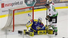 Zlínský brankář Libor Kašík čelí šanci boleslavského útočníka Tomáše Urbana. Zlínský brankář Libor Kašík čelí šanci boleslavského útočníka Tomáše Urbana.
