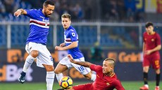 O míč bojují Fabio Quagliarella (vlevo) ze Sampdorie a Radja Nainggolan z AS... O míč bojují Fabio Quagliarella (vlevo) ze Sampdorie a Radja Nainggolan z AS...
