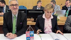 Johannes Maierhofer, projektový manažer BMW AG, a hejtmanka Jana Vildumetzová... Johannes Maierhofer, projektový manažer BMW AG, a hejtmanka Jana Vildumetzová...