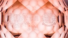 Křišťálové vázy zdobí monogramy se současným znakem prezidenta a znakem prvního... Křišťálové vázy zdobí monogramy se současným znakem prezidenta a znakem prvního...