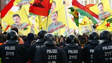 V Kolíně nad Rýnem protestovalo na 20 tisíc Kurdů proti operacím turecké armády... V Kolíně nad Rýnem protestovalo na 20 tisíc Kurdů proti operacím turecké armády...