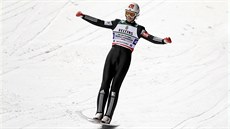 Daniel Andre Tande z Norska oslavuje vítězství norského týmu na Mistrovství... Daniel Andre Tande z Norska oslavuje vítězství norského týmu na Mistrovství...