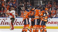 Hokejisté Edmonton Oilers oslavují gól do sítě českého gólmana Davida Ritticha... Hokejisté Edmonton Oilers oslavují gól do sítě českého gólmana Davida Ritticha...