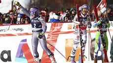 Francouzská lyžařka Tessa Worleyová (vlevo) slaví prvenství v obřím slalomu v... Francouzská lyžařka Tessa Worleyová (vlevo) slaví prvenství v obřím slalomu v...