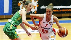 Kateřina Bartoňová (vpravo) z Hradce Králové obchází kolem Sarah Beránkové z KP... Kateřina Bartoňová (vpravo) z Hradce Králové obchází kolem Sarah Beránkové z KP...