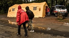 adatelé o azyl v oblasti okolo Calais a Dunkerku ijí v lesích v...