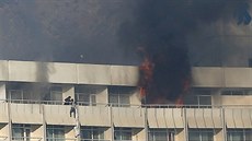 Muž se snaží utéct z balkonu kábulského hotelu Intercontinental během útoku tří... Muž se snaží utéct z balkonu kábulského hotelu Intercontinental během útoku tří...