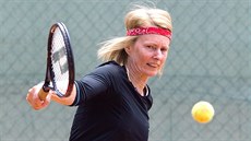 Helena Suková na tenisovém turnaji žen ve Starých Splavech. (28. května 2016) Helena Suková na tenisovém turnaji žen ve Starých Splavech. (28. května 2016)