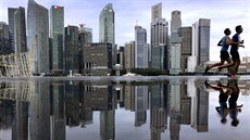 ODRAZ. Finanní panorama Singapuru se odráí na hladin vody spolen s lidmi,...